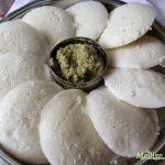 Soft Idli that are served with chutney