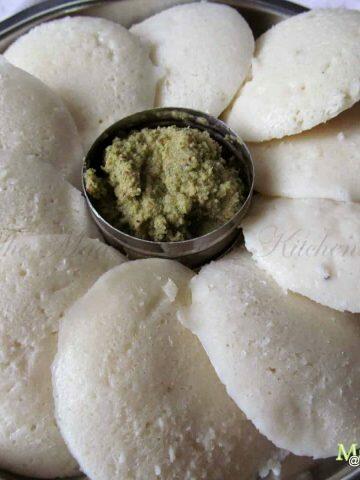 Soft Idli that are served with chutney